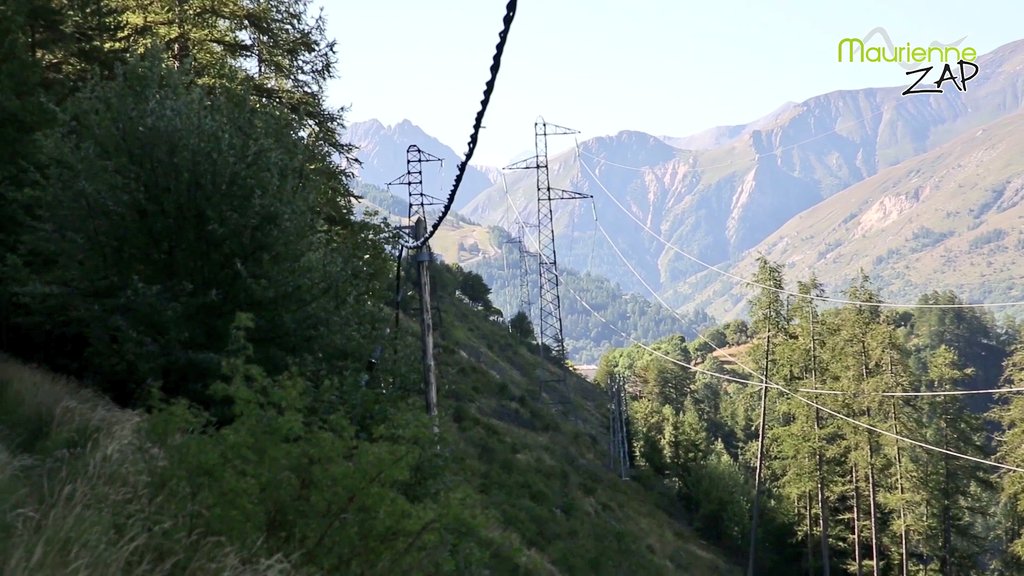 MaurienneTV's tweet photo. Signature de la convention de transfert de 3,5 kms de lignes électriques HTA entre @enedis_alpes et la @SOREAMaurienne. Cette ligne assure la desserte de la commune de @valloire via le @FortTelegraphe
🎬 https://t.co/u4gKfsj3K2 https://t.co/s0YnZv72oS