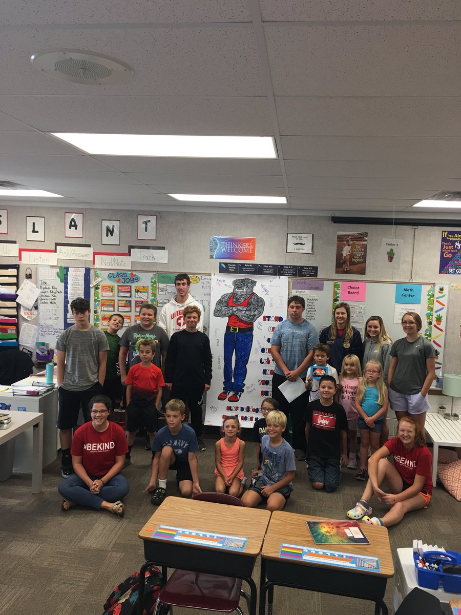 KingBriceking17's tweet photo. Our HPS National Honor Society has developed Bulldog Family Time this year on our early out days!  All students in our building are placed in a family. Our first family time was a huge success! @steph_hogancamp @HumphreyPublic #BeKind https://t.co/DYvVxEH5M5