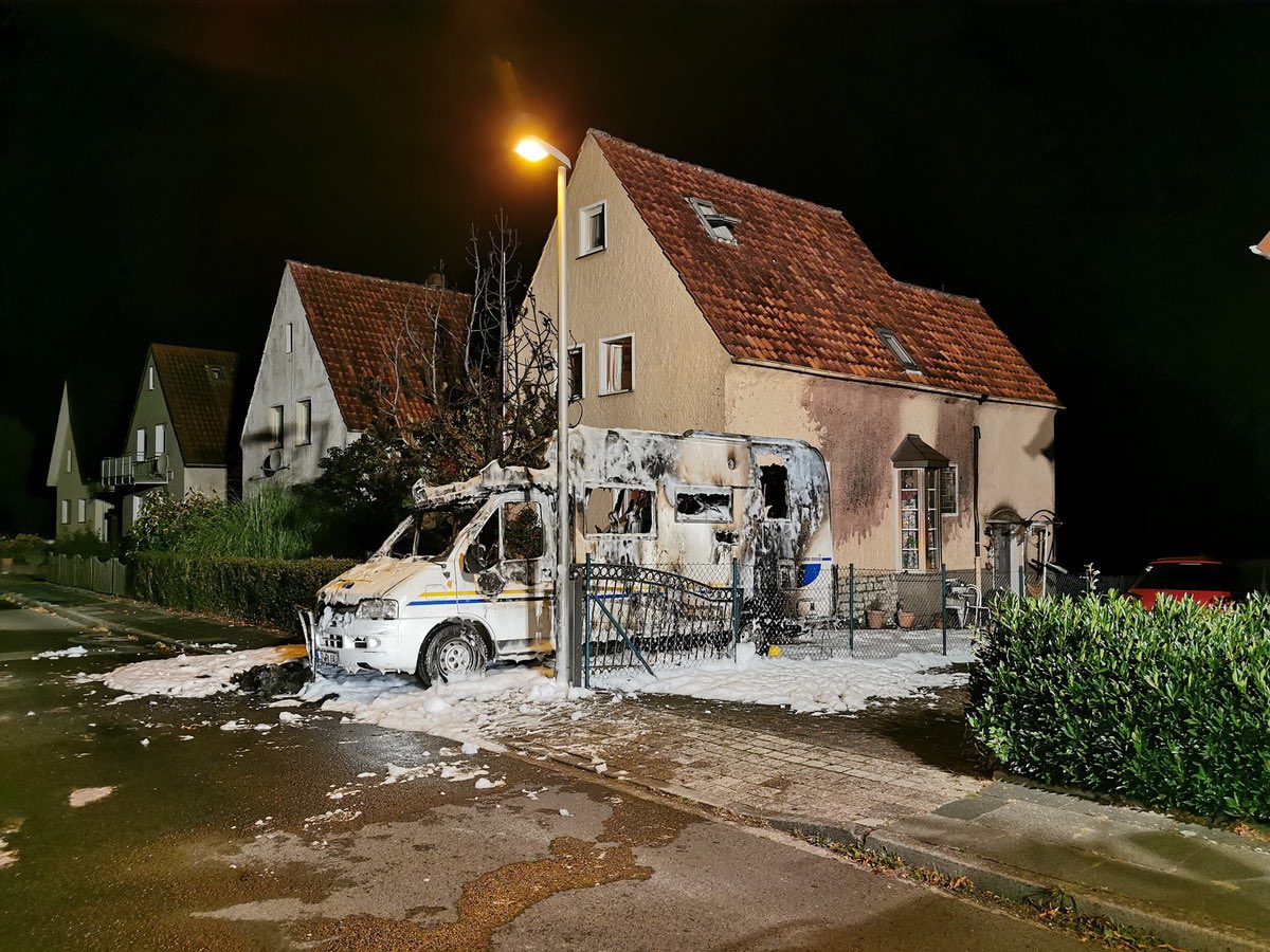 In #Detmold hat gestern Abend ein #Wohnmobil gebrannt. Gegen 23 Uhr wurden die Einsatzkräfte alarmiert. Beim Eintreffen brannte der #Wagen bereits lichterloh. Mit zwei Trupps unter Atemschutz wurde der #Brand gelöscht. Der Einsatz war nach rund zwei Stunden beendet.
📸: #Polizei