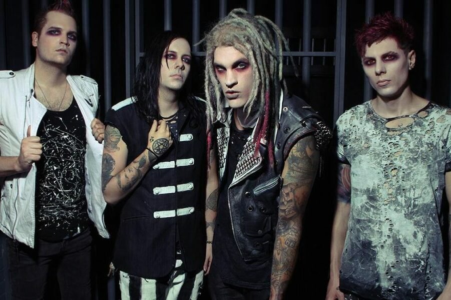 deadpresszine's tweet photo. Davey Suicide (@DAVEYSUICIDE) reveals 'Medicate Me', featuring Telle Smith (@tellesmith) of The Word Alive (@TheWordAlive).

https://t.co/WTDMjamAGo https://t.co/m3ZMohd8jh