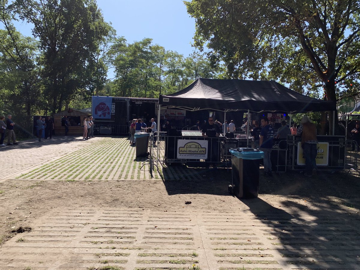 De deuren zijn geopend! Het is mooi weer dus kom gezellig langs. Let op: ingang is aan de achterkant! #kempenerpop