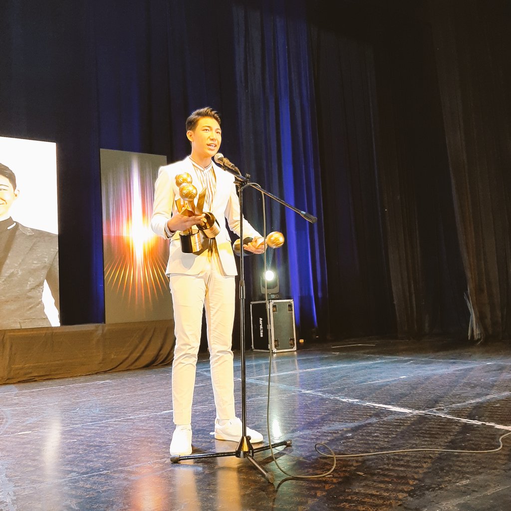 EdukCircle's tweet photo. IN PHOTOS: @Espanto2001 receives three EdukCircle awards this year: 
🏆 Male Music Artist of the Year
🏆 Most Outstanding Teen Artist of the Year
🏆 Most Influential Concert Performer of the Year 
#9thEdukCircleAwards2019 #EdukCircle https://t.co/ZKb4qECyNE