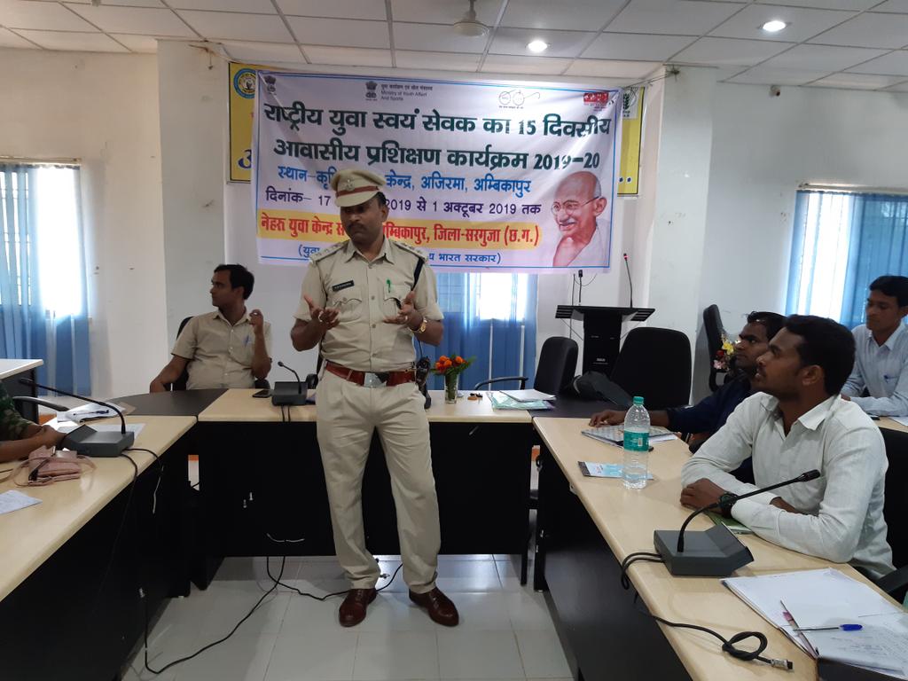 SurgujaNyks's tweet photo. #NYVTRAINING #Disaster #Management session taken by #District #Commandent Shri S.K Kathotiya ji at KVK Ambikapur on 5 day date-21.09.19 https://t.co/7aiiBBlVVk
