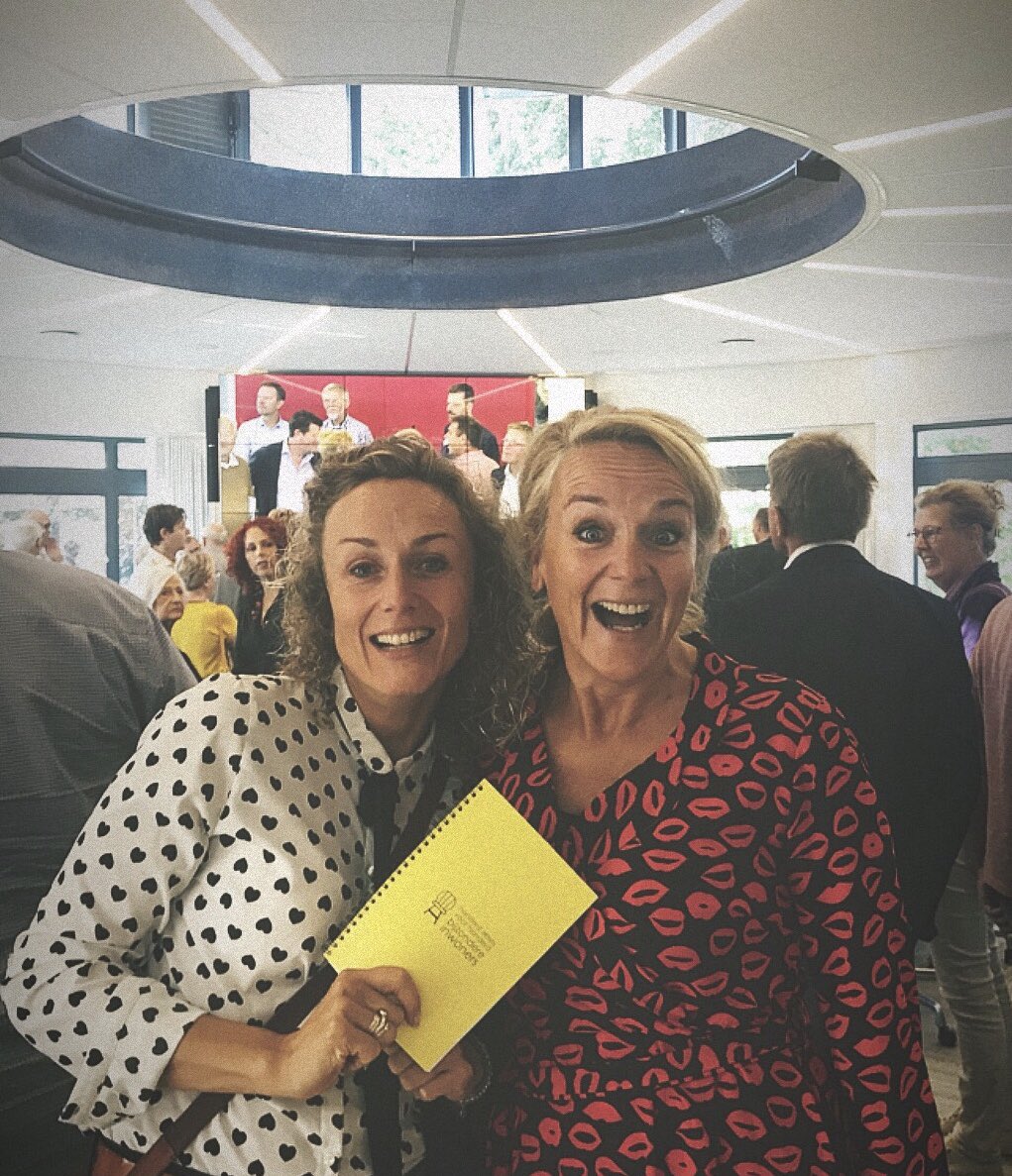 Feest bij de buren! 
<a href="/SchagenGemeente/">Gemeente Schagen</a> 

#100jaarkiesrecht
#openingnieuweraadzaal
Wij waren erbij en mochten op twee van de 100 zetels plaatsnemen. 

En wat een goed verhaal van @hermanpleij 👊🏻