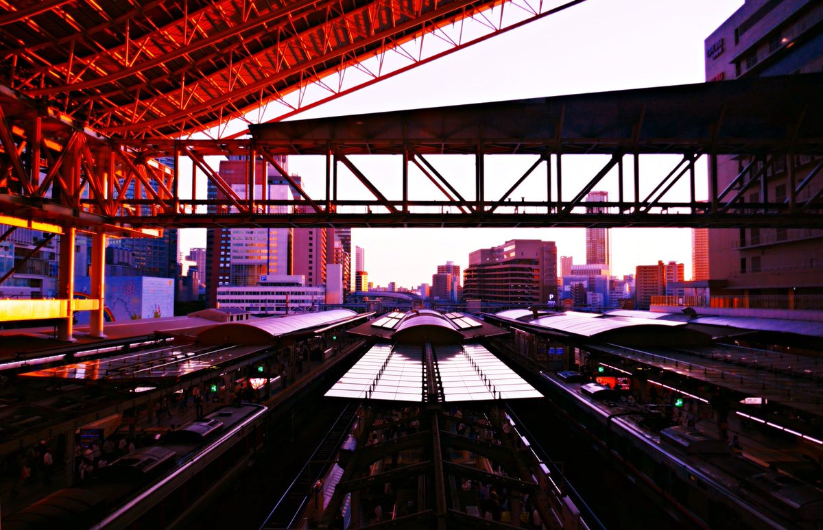 furu_moe's tweet photo. 僅かな刻に彩空の移ろいを。

#夕焼け
#刹那
#駅舎
#鉄道風景
#sunset
#eveningsky
#station
#graduation 
#心象写真
#ファインダー越しの私の世界
#美しい風景
#景色
#photography
#landscape
#beautiful_japan
#panasonic https://t.co/0IWTwnAitC