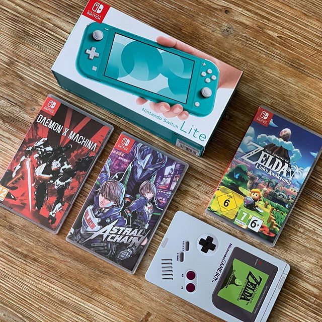 Tomiiks's tweet photo. J’ai Switché ! Passage d’une Switch V1 à la Switch Lite ! Plus de confort de jeu, d’autonomie et un prix serré
.
Follow @tomiiks 🎮
.
#nintendo #nintendoSwitch #switch #switchLite #zeldalinksawakening #astralchain #daemonxmachina #nomade #nomadelife #… https://t.co/jokmdvP8ce https://t.co/ap7QfbYRRx