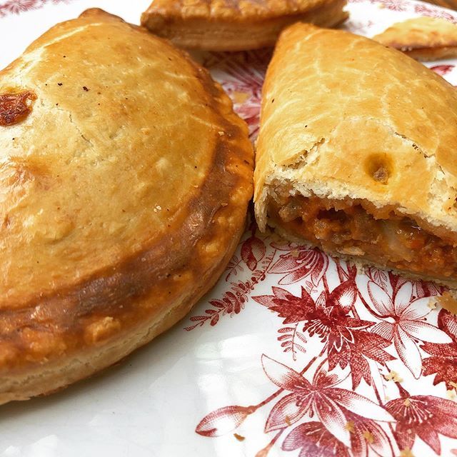 mememoniq's tweet photo. On a fêté la victoire de la France au rugby 🏉 avec l’un des cadeaux de @charal_france pour le lancement de la version française des Empanadas. On a choisi la version tomate-mozza ! Les empanadas à la mexicaine seront pour un autre jour ;) #empanadas #charal #empenada #rugby … https://t.co/JVHjO468nB