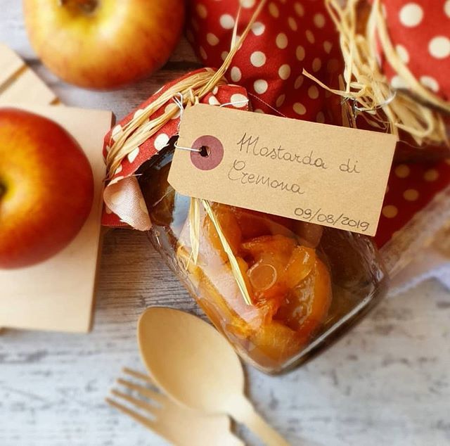 L'avvicinarsi dell'autunno nel nostro territorio significa anche questo: mostarda!
C'è chi la ama e chi proprio non la può neanche assaggiare, col suo sapore dolce e insieme piccante è da secoli parte della cultura culinaria cremonese.
Voi invece siete a… ift.tt/2IiUlC7