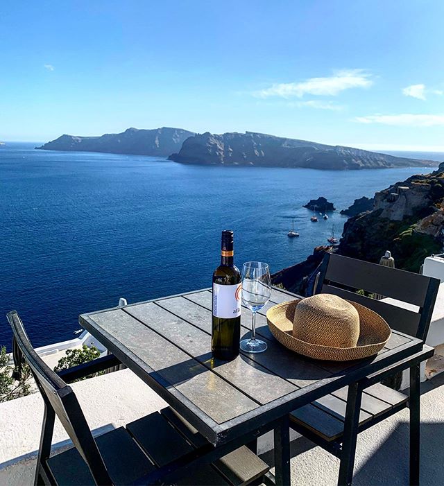 atrinaae's tweet photo. A view that deserves a glass of local #volcanicwine! 📸 by @pombaonthemove, thank you so much for sharing 🙏!
 #atrinacanava #santorini #atrinasantorini #oia #santorinisuites #visitsantorini https://t.co/U5Ul0X9krt