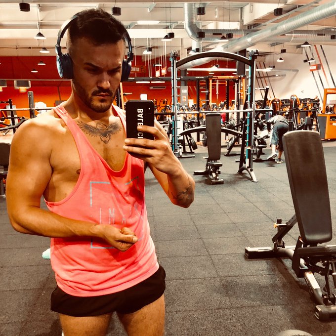 Es extra?o estar con ropa no?
Nos vemos esta noche en 

#Babylone #LeMans #France #Gay #GayParis #GayMalaga