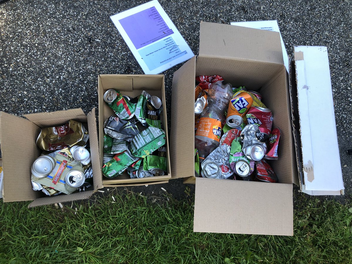 lindavoortman's tweet image. Vrijwilligers van @PvdDUtrecht @MilieuUtrecht en @GroenLinks030 haalden vandaag ca 300 (!) kilo blikjes en ander afval op in Park Transwijk. Hoog tijd voor statiegeld op blikjes! #WorldCleanupDayNL