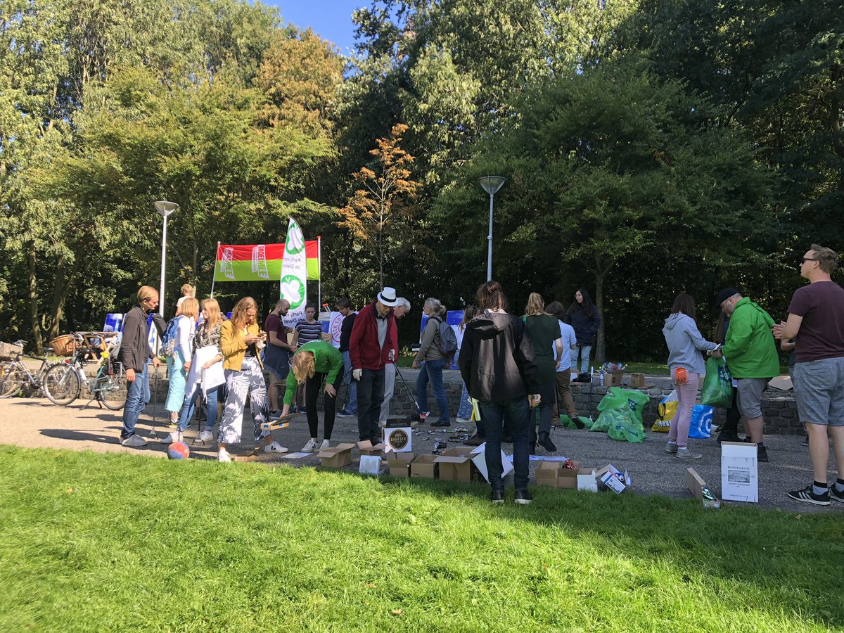 lindavoortman's tweet image. Vrijwilligers van @PvdDUtrecht @MilieuUtrecht en @GroenLinks030 haalden vandaag ca 300 (!) kilo blikjes en ander afval op in Park Transwijk. Hoog tijd voor statiegeld op blikjes! #WorldCleanupDayNL