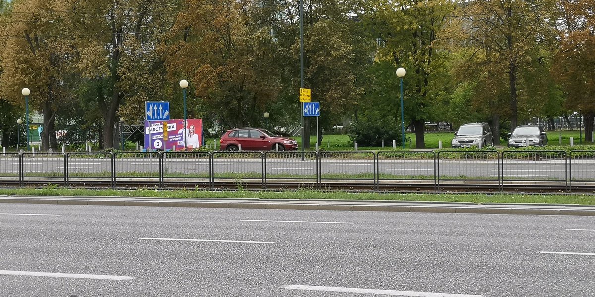 karnkowski's tweet photo. Które to ugrupowanie jest tak bardzo eko, że ciąga po Warszawie billboardy autem? Nie widzę z daleka... 😅 https://t.co/HsgCHM5kzS