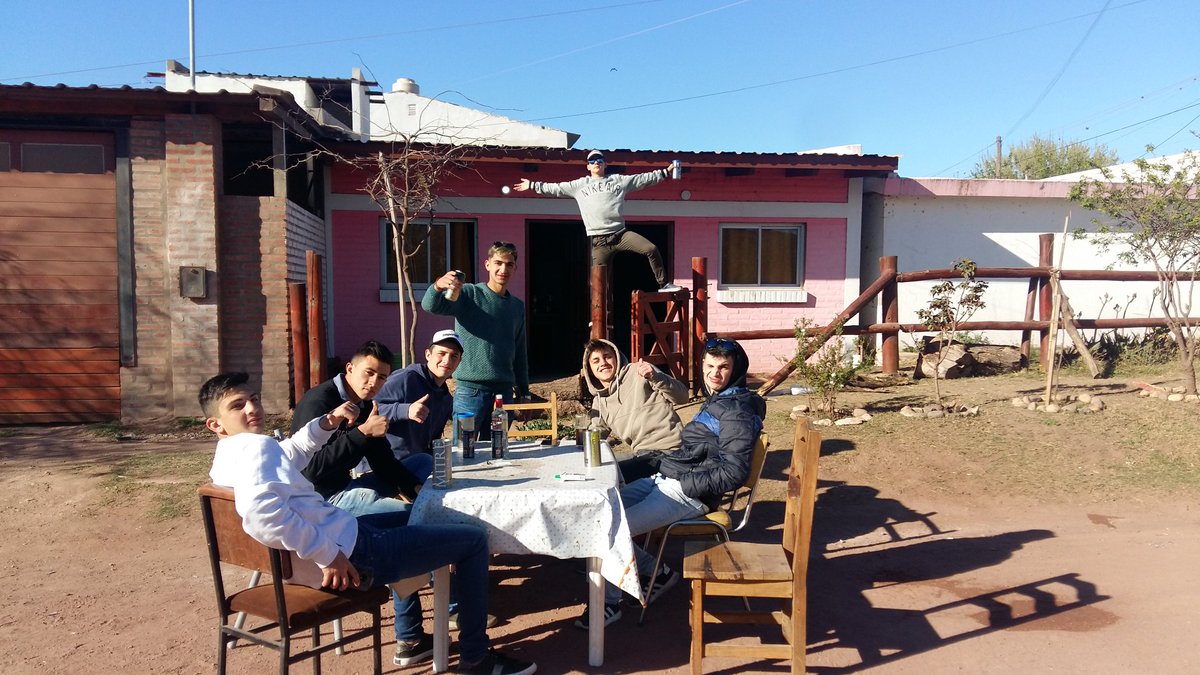 9:20 de la mañana, música a fondo y la mesa en el medio de la calle.
Yo siempre sostuve que los de berro don los más fiesteros 😂