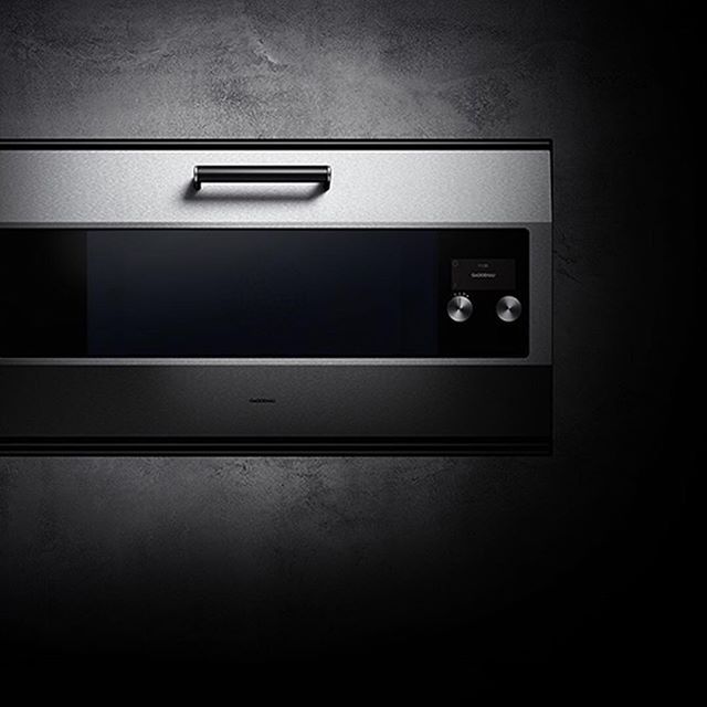 The concept of this unique, stand-alone 90 cm wide oven has remained almost untouched over three decades. Providing a professional cooking experience beloved by top chefs and keen amateur chefs alike. #Gaggenau #EB333