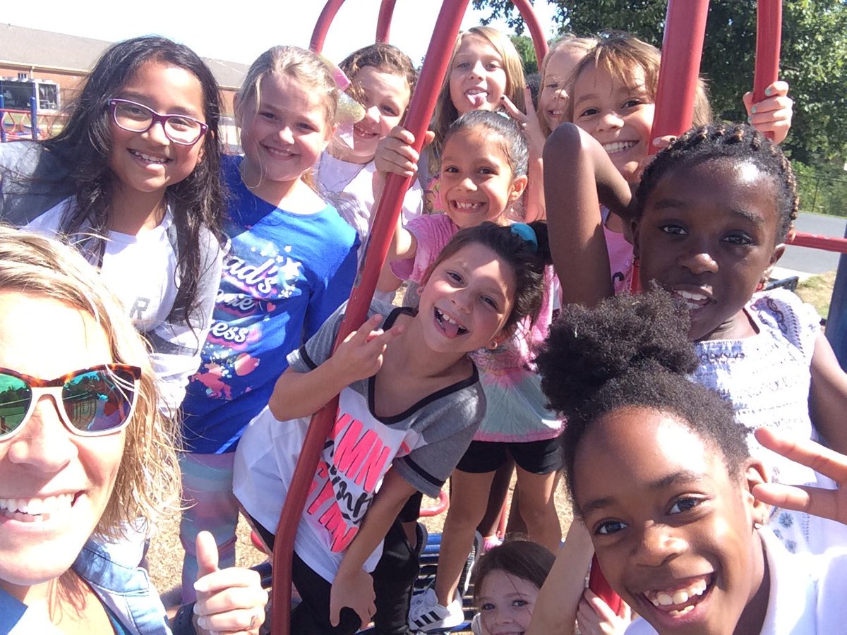 MrsFranks3rd's tweet photo. Boosterthon class rewards @conwayelemsch! We enjoyed extra recess and flashlight reading! #conwayleaders #thirdgraderocks https://t.co/VPc95ODIbM