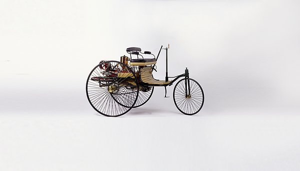 MLiebreich's tweet photo. Looks like Daimler Benz is ceasing all internal combustion engine development and switching efforts to electric propulsion. For the first time since 1885 there will be no new generation of Daimler IC engines under development. Absolute. End. Of. An. Era.
https://t.co/ysNnGTpPfr https://t.co/jfJl166ImC
