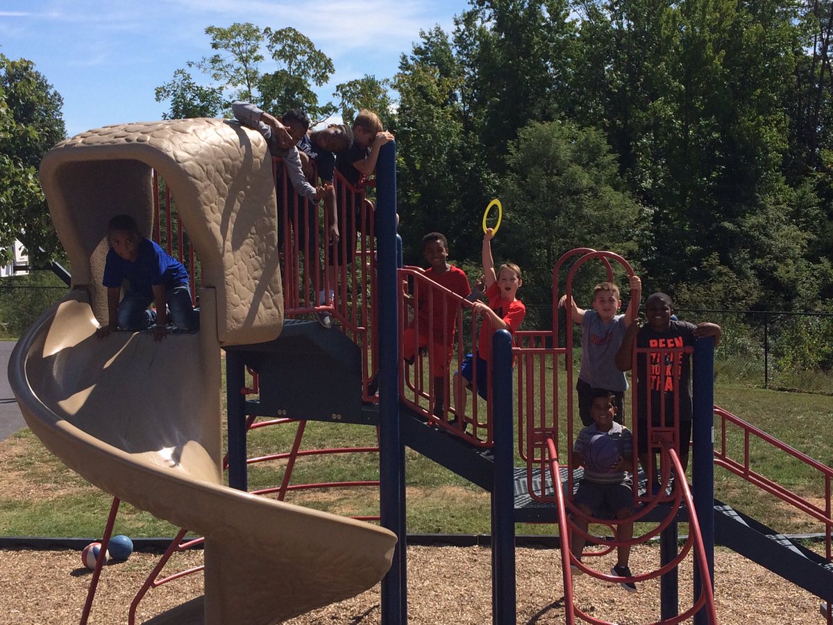 MrsFranks3rd's tweet photo. Boosterthon class rewards @conwayelemsch! We enjoyed extra recess and flashlight reading! #conwayleaders #thirdgraderocks https://t.co/VPc95ODIbM