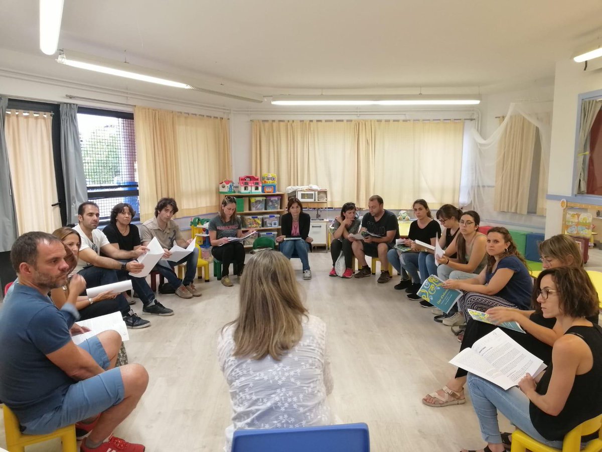 igdmaristes's tweet photo. Trobada #FamíliaiEscola, #LlardInfants.
Les famílies van deixar empremta decorant la Llar d’Infants amb un desig pel seu fill/a per aquest curs que acabem d’estrenar. 
Posarem tot el nostre interès en fer-los realitat! 
#MaristesAra 
#llardinfantsmaristesigualada
 🐞🐌🦆💜 https://t.co/s9DjakcHgh