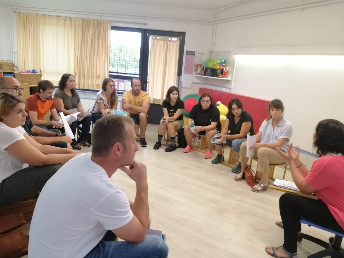 igdmaristes's tweet photo. Trobada #FamíliaiEscola, #LlardInfants.
Les famílies van deixar empremta decorant la Llar d’Infants amb un desig pel seu fill/a per aquest curs que acabem d’estrenar. 
Posarem tot el nostre interès en fer-los realitat! 
#MaristesAra 
#llardinfantsmaristesigualada
 🐞🐌🦆💜 https://t.co/s9DjakcHgh