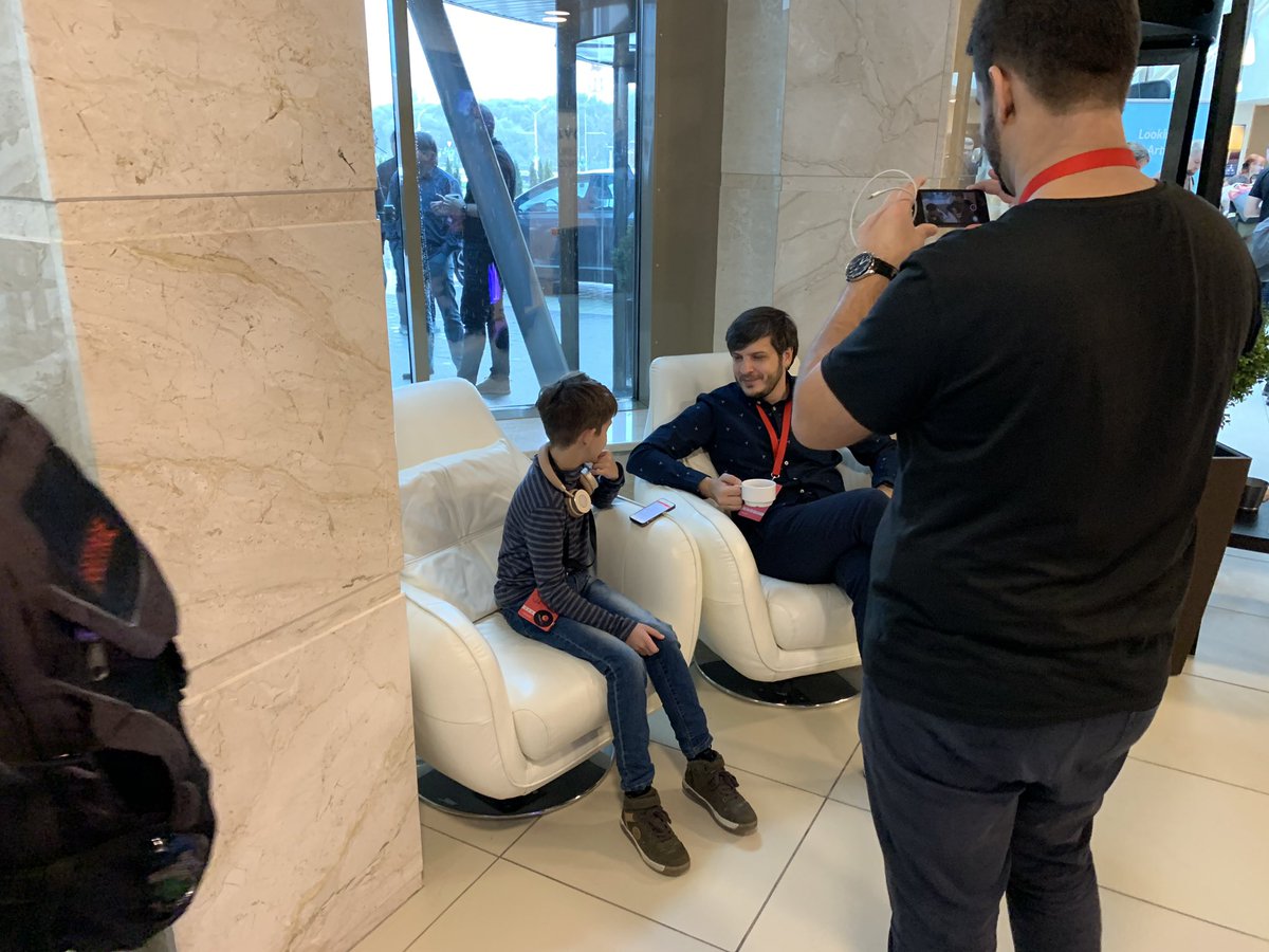 meafmira's tweet image. Молодой фронтендер беседует с докладчиком на #CSSMinskJS