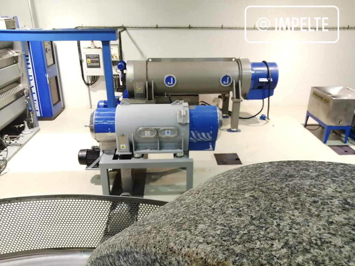 Para esta próxima campaña hemos añadido un pequeño decanter a la familia. Va a ser el complemento perfecto para nuestro molino de piedras de granito.