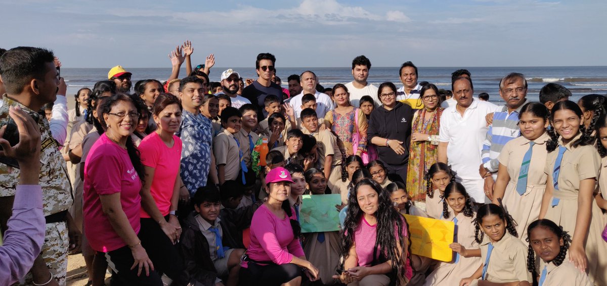 renu_hansraj's tweet photo. I wish to thank Shri @SonuSood Ji, brand ambassador of the #FitIndiaMovement who participated in our #SevaSaptah program today
#WorldCleanUpDay2019
You motivated children abt our #Mission for #ZeroGarbage n pledged to spread awareness abt it.
God bless u Sir🙏
#WorldCleanupDay https://t.co/wCwgTjJHuD