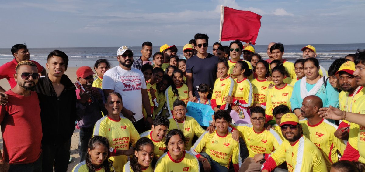 renu_hansraj's tweet photo. I wish to thank Shri @SonuSood Ji, brand ambassador of the #FitIndiaMovement who participated in our #SevaSaptah program today
#WorldCleanUpDay2019
You motivated children abt our #Mission for #ZeroGarbage n pledged to spread awareness abt it.
God bless u Sir🙏
#WorldCleanupDay https://t.co/wCwgTjJHuD
