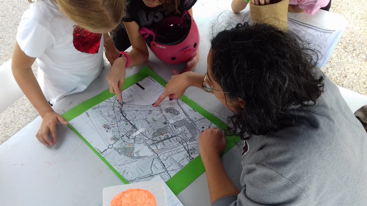 jmdvicalvaro's tweet photo. En este animado #DíadelaBicicleta, el equipo del servicio municipal #ParticipaVicálvaro ha enseñado alternativas para movernos caminando y en bici sobre el mapa del distrito Muévete por Vicálvaro
#caminaconmadrid https://t.co/MFTxISguXX