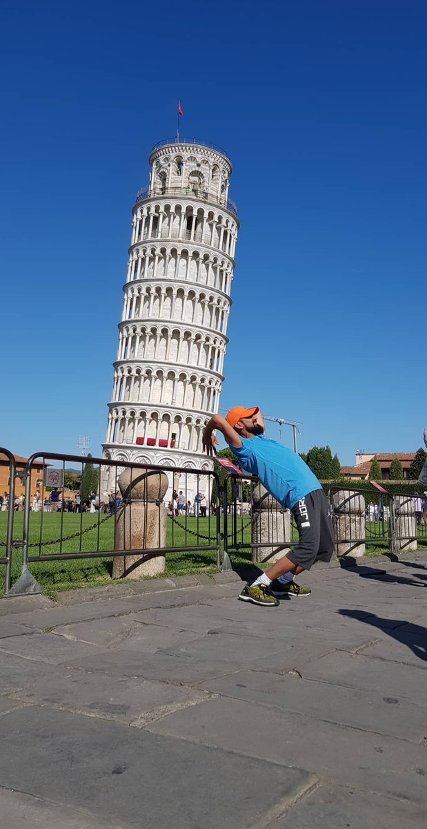 Just a helping hand... #pisa #Italy #leaningtowerofpisa