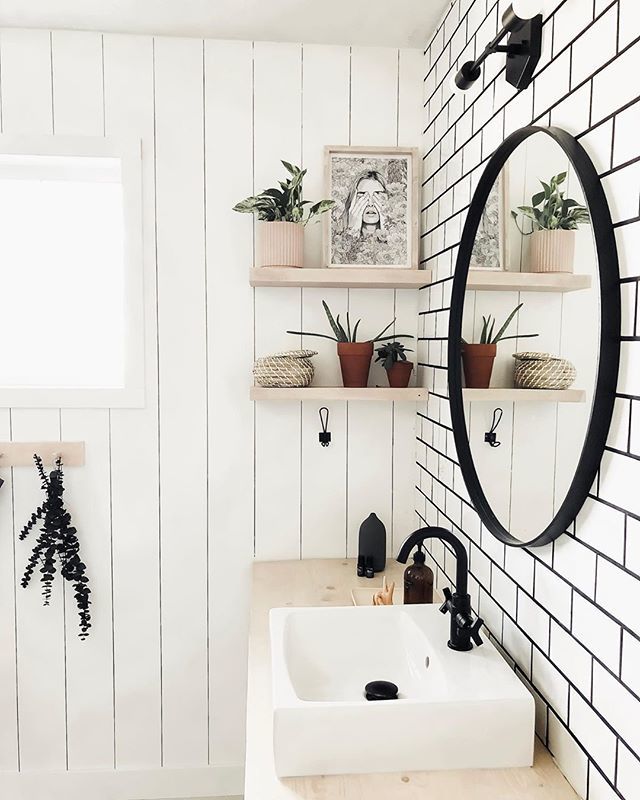 Muramur_ca's tweet photo. La salle de bain nouvellement rénovée de @frankieandgrae est superbe! Lattes de bois blanches, tuiles Subway avec coulis contrastant, accessoires noirs et tablettes discrètes 😍

#muramur #doingneutralright #lightandbright https://t.co/dwf2cwwjzh