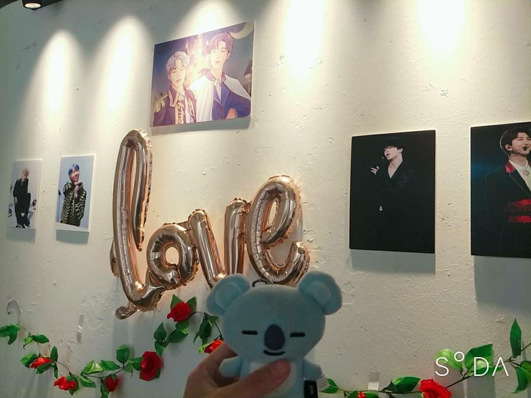 lcvehyunnies's tweet photo. The display was so pretty ! Thanks for this wonderful royal event(and the flower ๐๐). I absolutely love the cup sleeves, pins and those fanarts โค๐ซ
#etherealprince
#KNJxPJM
(@princeminjoon ) ๐๐น https://t.co/X1qtz4Epmu