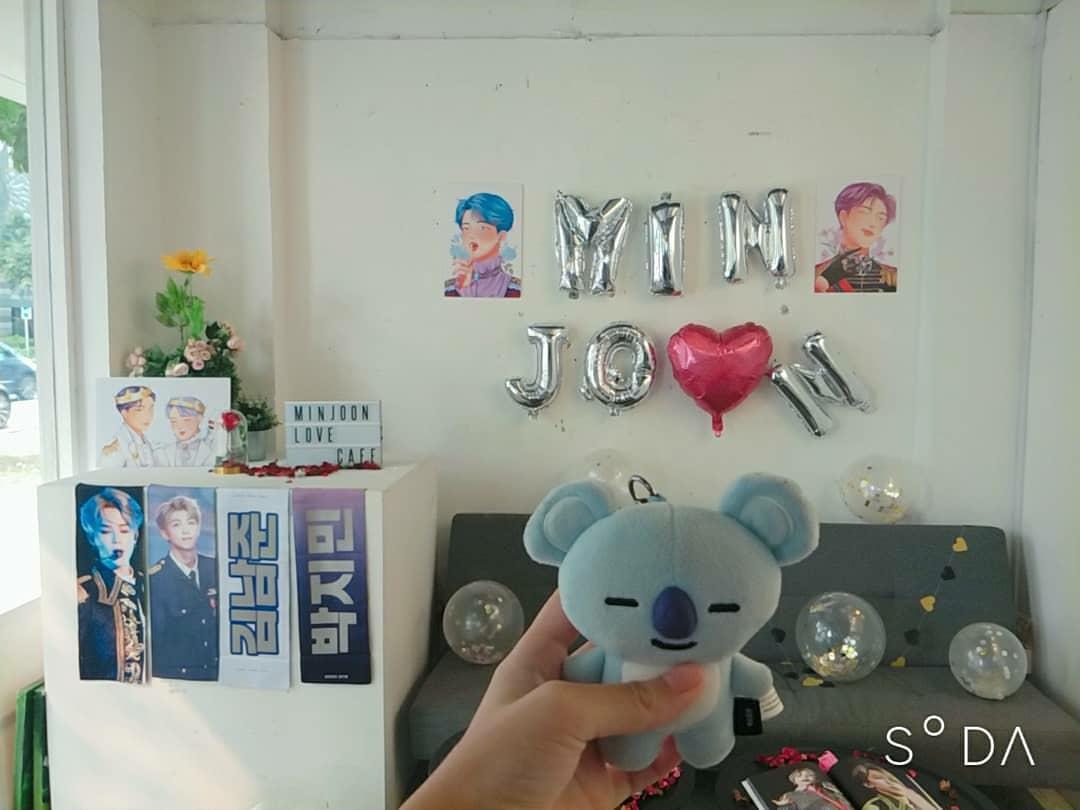 lcvehyunnies's tweet photo. The display was so pretty ! Thanks for this wonderful royal event(and the flower ๐๐). I absolutely love the cup sleeves, pins and those fanarts โค๐ซ
#etherealprince
#KNJxPJM
(@princeminjoon ) ๐๐น https://t.co/X1qtz4Epmu