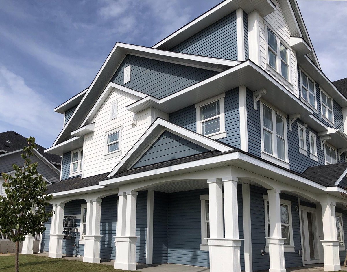Kaycan74's tweet photo. A beautiful combination of Midnight Blue from our DaVinci Collection and Cobalt &amp; White from our Perfection Shingles! Simply stunning! #DaVinciCollection #vinylsiding #MidnightBlue https://t.co/hQNstgQuZh https://t.co/0WCZJ9Iz4o