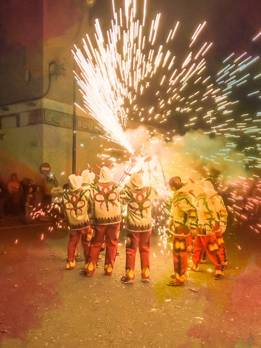 DFociGresca's tweet photo. I més fotos que van apareixent del dia del nostre Xè Aniversari
#trobadadediables #aniversari #10anys #10colles #diables #santatecla2019 #salutifoc #festesitradicions #culturacatalana #sensediablesnohihagresca #carretilles #aixiescatalunya #torreforta #tarragona #somcultura https://t.co/1MRBx8QA8b