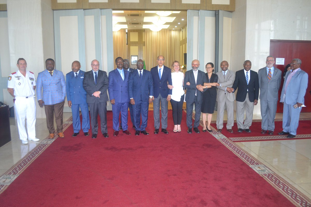 MCooperacion's tweet photo. El ministerio de Asuntos Exteriores y Cooperación, manifiesta la satisfacción del gobierno y pueblo de la República de #GuineaEcuatorial, por la loable labor desempeñada por el embajador francés #FredConstant durante su misión en el país. https://t.co/KyG5f6SYng