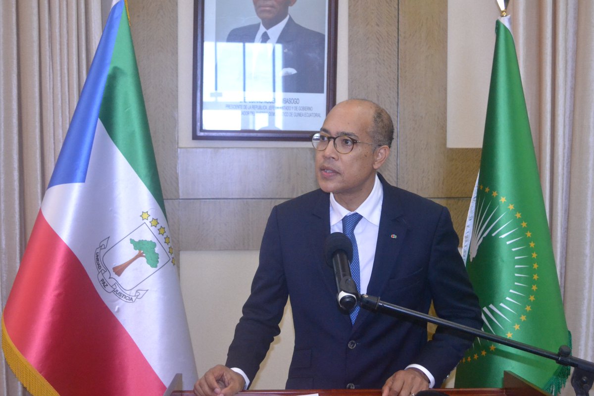 MCooperacion's tweet photo. El ministerio de Asuntos Exteriores y Cooperación, manifiesta la satisfacción del gobierno y pueblo de la República de #GuineaEcuatorial, por la loable labor desempeñada por el embajador francés #FredConstant durante su misión en el país. https://t.co/KyG5f6SYng
