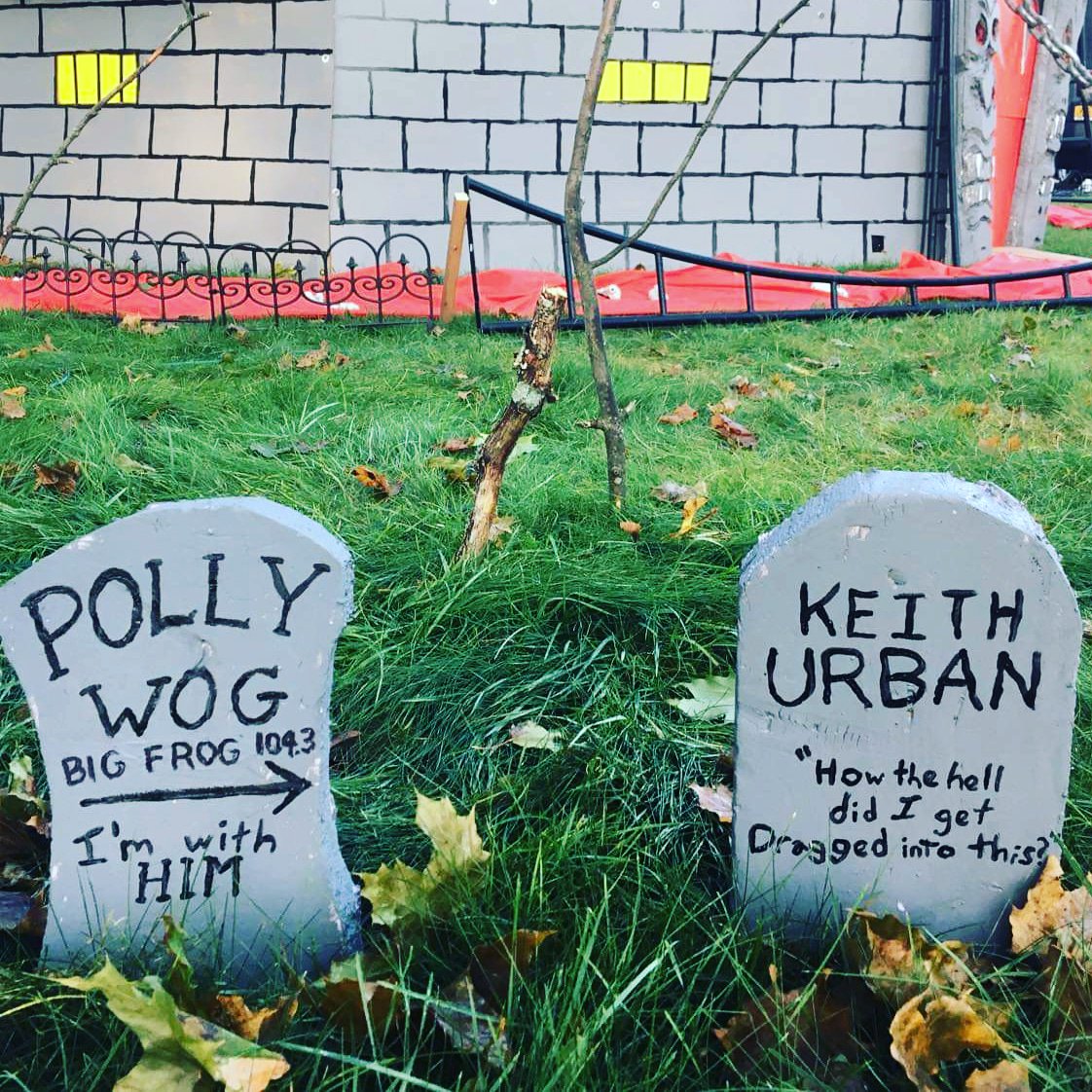 PollyWogg2's tweet photo. Syracuse Halloween display proves my love for @KeithUrban even in the after life https://t.co/UtZ58ElkEI