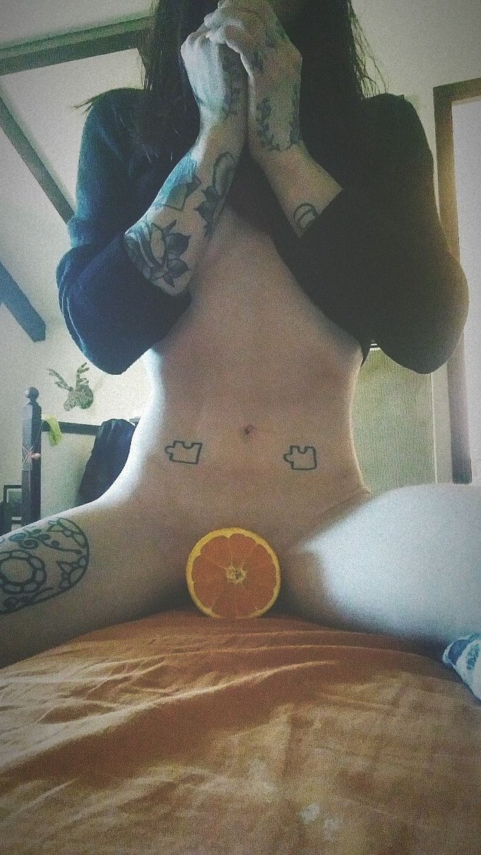 TuabhitS's tweet photo. Quand @J3ann3tt3x me ramène le petit petit-déjeuner au lit #love #ass #Tatoogirl #sex #encouple #porn #sextoys @mym_fans_ #boobs #littledick #cul #pussy #FrenchChatte #tattoo https://t.co/uocVI35pyU