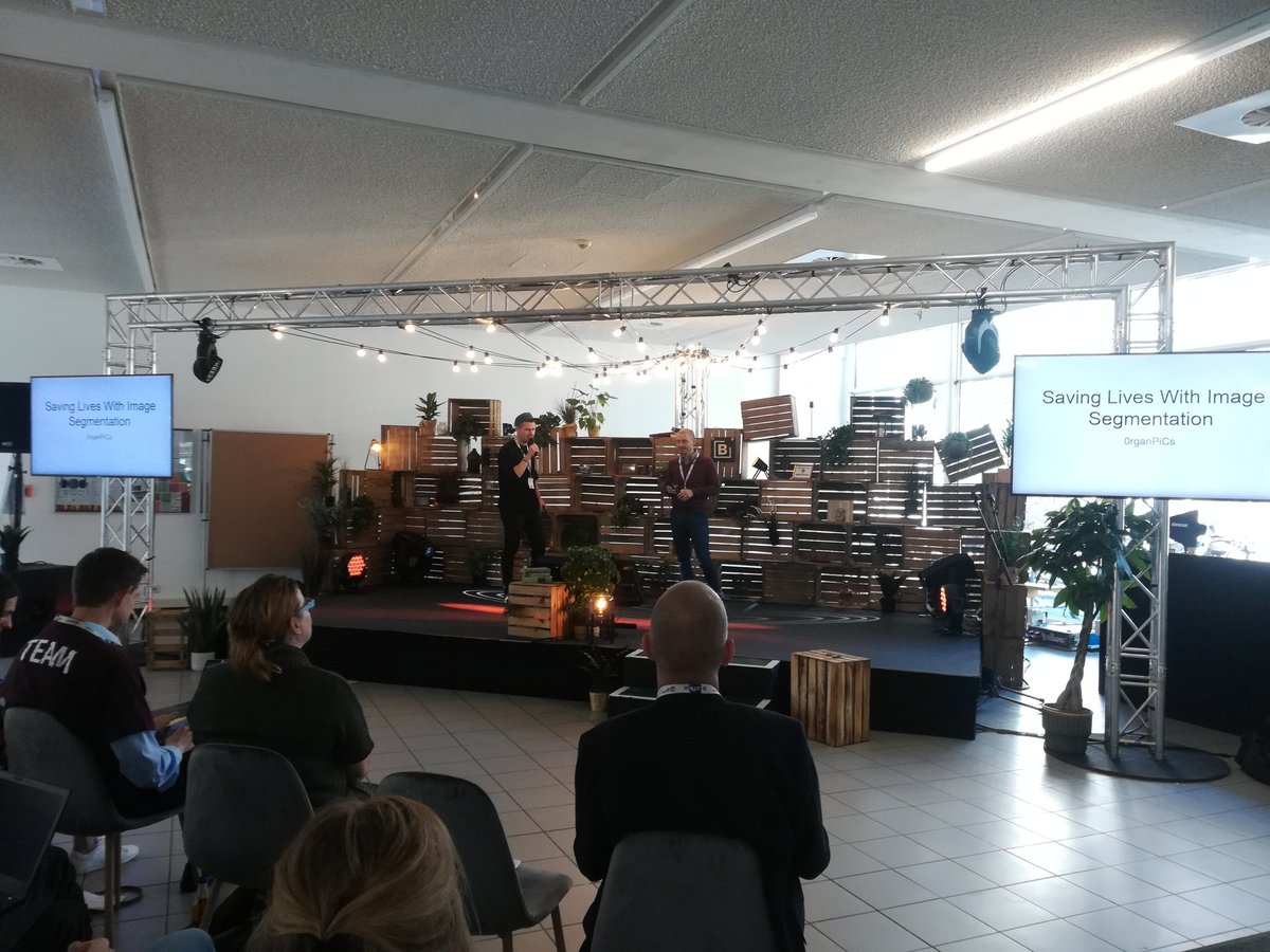 JeCaTh2's tweet photo. Team "OrganPICs" mit Miroslav Jirik und Henrik Voigt stellt seine Ergebnisse vor.
#jecathon2019 https://t.co/pb0d33E2HQ