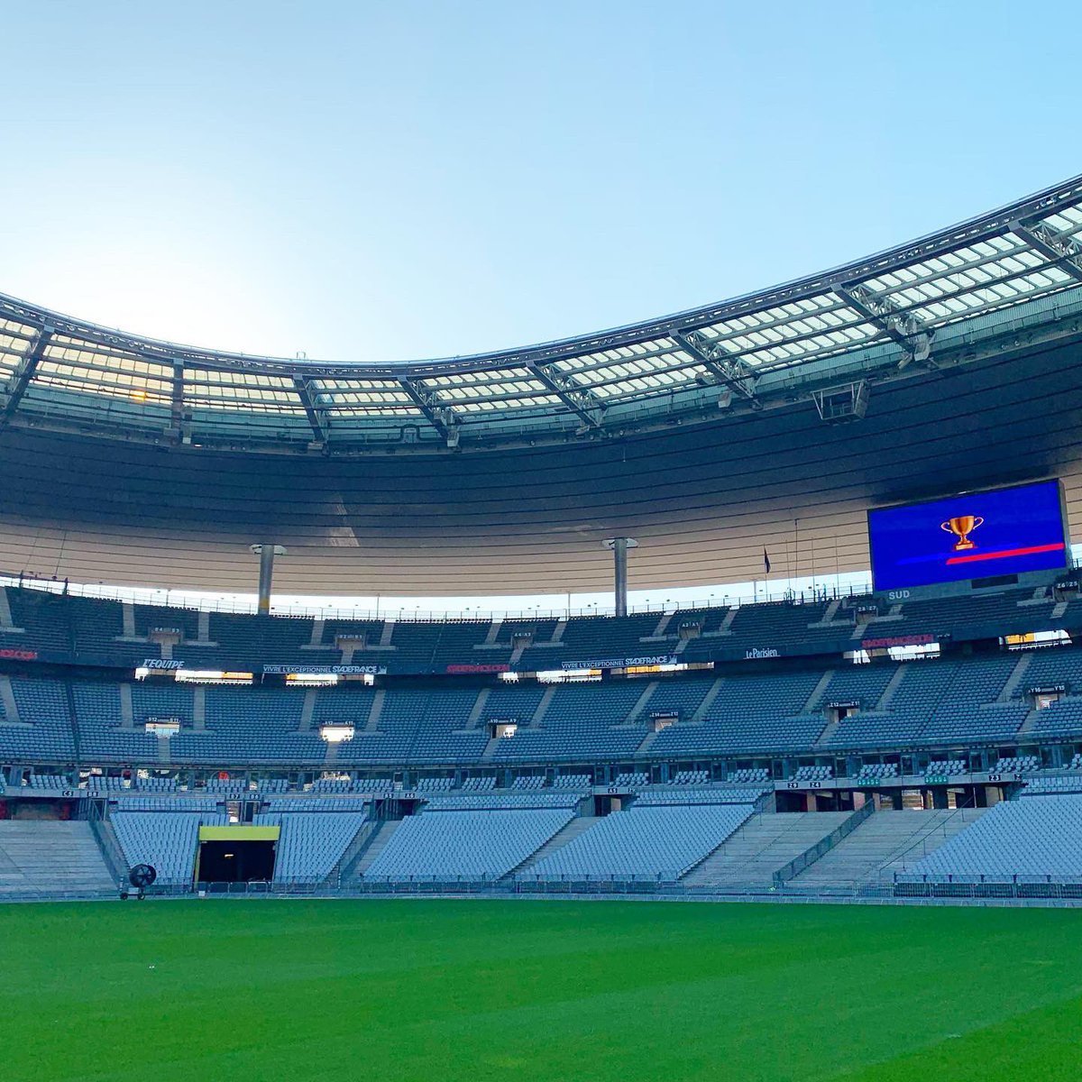 offblink's tweet photo. Aujourd’hui je suis au Stade de France et je représente la #TeamNEXTON pour le 1er championnat de baby-foot inter-entreprise ⚽️ Go go gooo !

https://t.co/BDZK8YeJnE https://t.co/KsjFRIJccF
