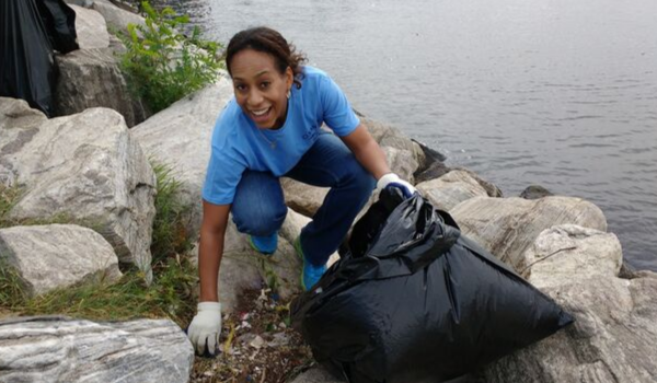 BlueWaterBmore's tweet photo. Happy #WorldCleanupDay! We're ready to celebrate today with @TrashFreeMD, 225+ volunteers, 8 local breweries, and a good pint. How will you? @BaltimoreDPW @OurOcean @NOAADebris  @BmoreToolBank #trashfreemd #trashfreebaltimore #cheerstocleanwater #internationalcoastalcleanup https://t.co/imv0ycI9mn