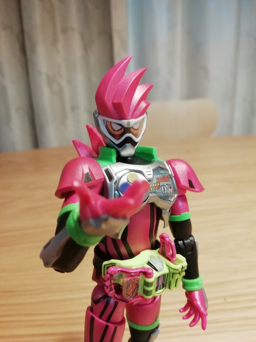 hamamkam51's tweet photo. エグゼイド完成！
初のライダーでしたが、関西圏では再放送していたので、勢いで塗装、作製しました！
色々と修正点はあるものの、ひとまず次に進みます。 https://t.co/DJUeIfS36G
