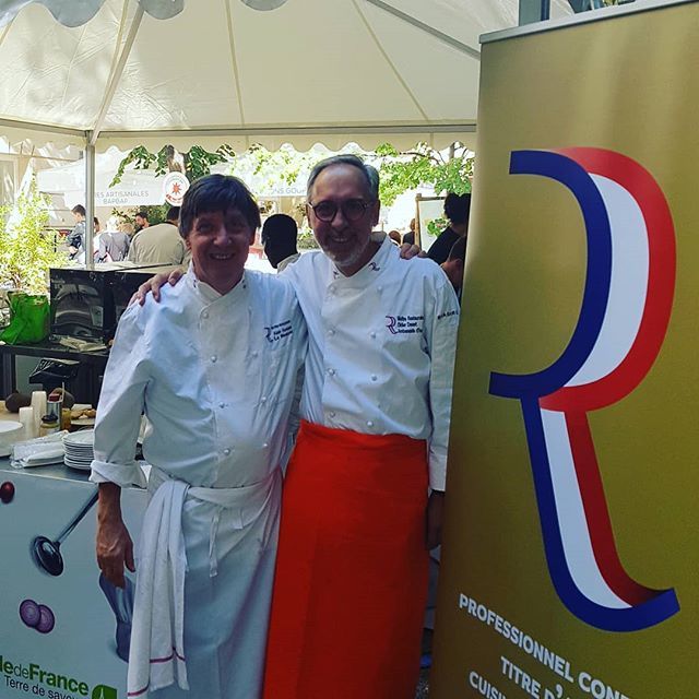AmbassAuvergne's tweet photo. au #conseilgeneral #iledefrance pour cuisiner avec mon ami @alainfontaine du #mesturet les produits locaux #locavore #marchedesproducteurs #maitrerestaurateur #paris #circuirscourts https://t.co/ZxFeCKGZI0