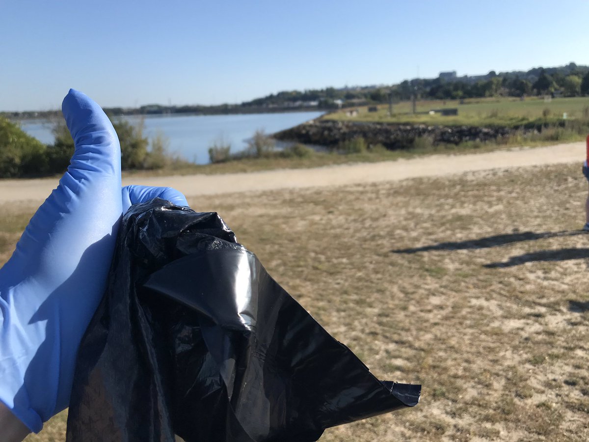dmdrumss's tweet photo. Cleaning the coast 🌊 @989WCLZ is hosting this morning’s cleanup of Back Cove. #SpiritofUs https://t.co/A8NqTogcT2
