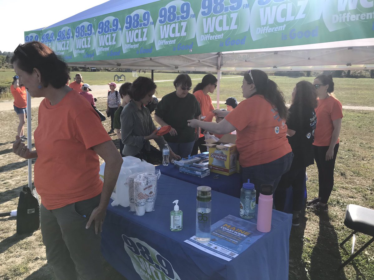dmdrumss's tweet photo. Cleaning the coast 🌊 @989WCLZ is hosting this morning’s cleanup of Back Cove. #SpiritofUs https://t.co/A8NqTogcT2