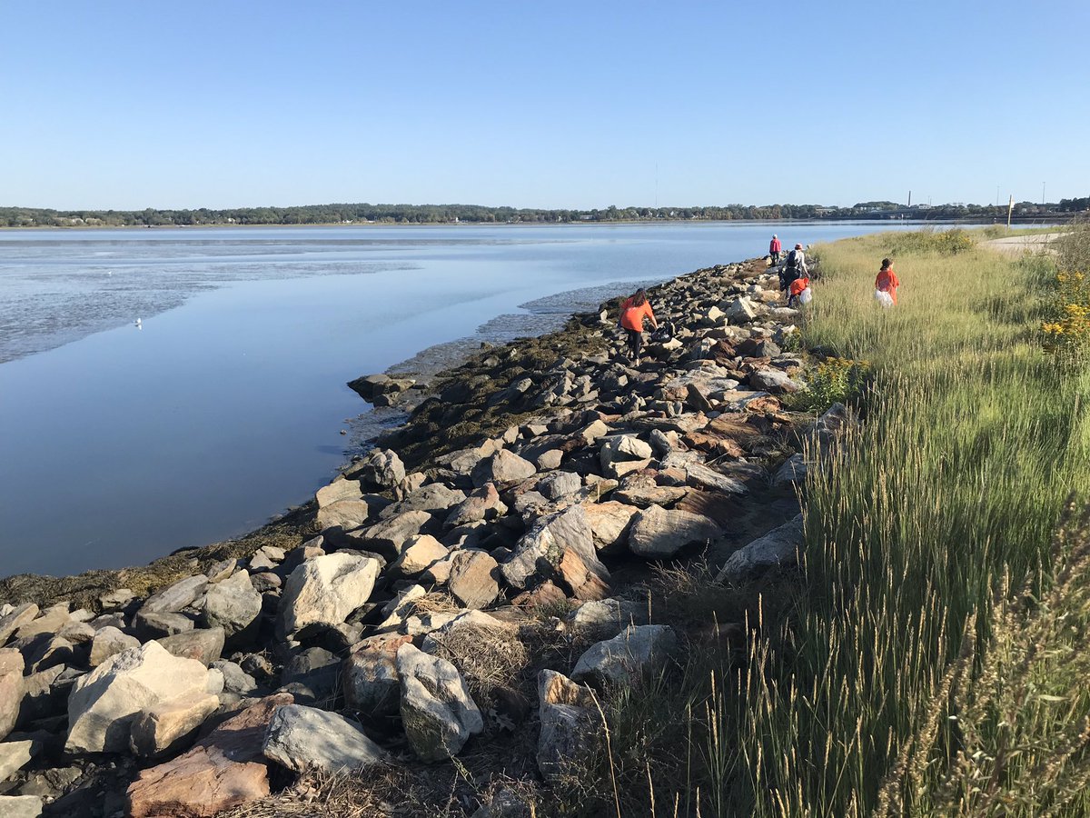 dmdrumss's tweet photo. Cleaning the coast 🌊 @989WCLZ is hosting this morning’s cleanup of Back Cove. #SpiritofUs https://t.co/A8NqTogcT2