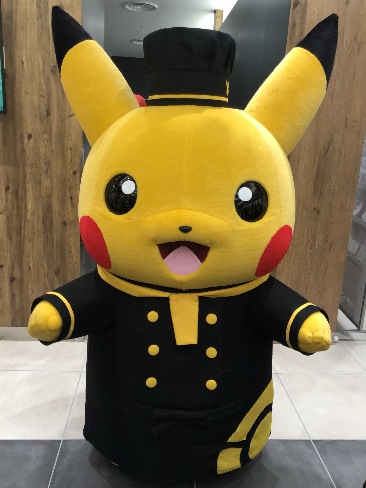 えむえむ ポケモンカフェ大阪 カウンター席は テーブルからパネルの絵が見えるけどピカチュウが遠い席 か パネルが裏側だけどピカチュウがそばを通る席 の2種類 全体的にコンパクトなので 東京のa卓のようなゆったりとした席は無し カウンターも東京