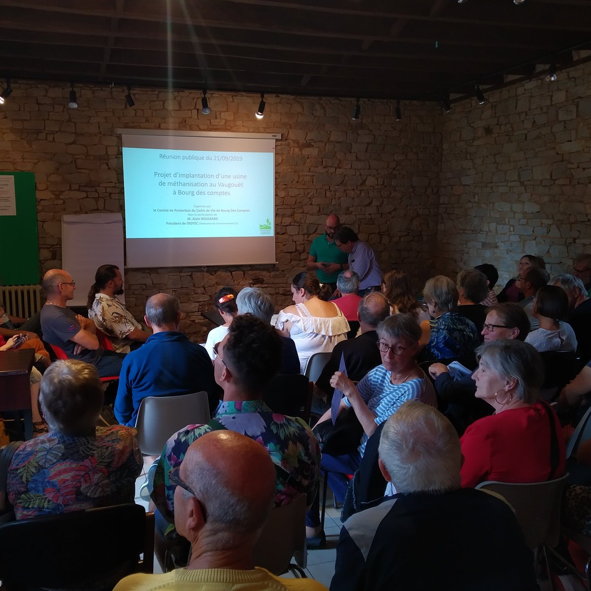 insoumis3504's tweet photo. Une salle comble à Bourg-des-Comptes pour comprendre le combat du Comité de protection du Cadre de vie de Bourg-des-Comptes face au projet de méthaniseur géant (pour 14 fermes) au Vaugouët. Les @insoumis3504 et @FIChamps35 soutiennent leur lutte 🍃✊🦔 https://t.co/dIFvnBFwO9
