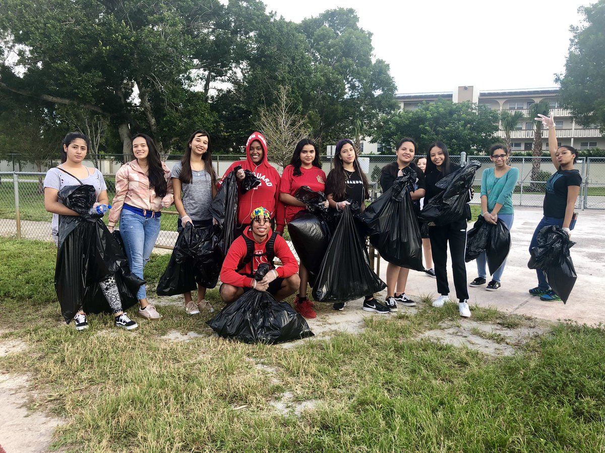 rebeccah_7123's tweet photo. 7:30 am on a Saturday! Taking pride in our school and making it beautiful! First 🗑 cleanup of the year! #LIA https://t.co/dDiE7UFbh9